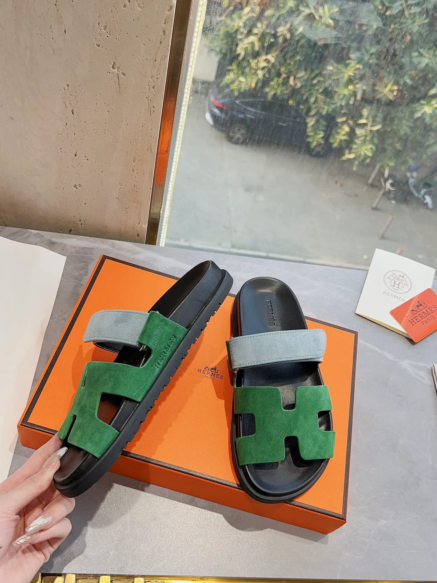 👟👟Ex-factory price 440👟👟 Men's size +10 H family 2024 spring and summer new style HERMES Hermes' recently popular couple's shoes, pig nose angle sandals and slippers, paired with various colorful socks, extremely trendy. Upper lining: imported original material. Outsole: non-slip and wear-resistant outsole. Size: Female 35-42 (40/42 non-returnable and non-exchangeable) Men’s size: 39-45 (45 is non-refundable and non-exchangeable)
